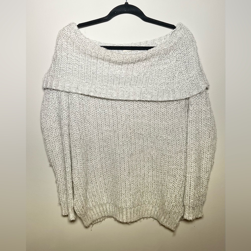 Oversized off the shoulders sweater!🩶
